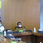 Dari kiri: Wali Kota Kediri Abdullah Abu Bakar, Sekretaris Daerah Kota Kediri Bagus Alit, dan Inspektur Inspektorat Kota Kediri Wahyu Kusuma Wardani. (foto: ist)