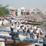 Para Prajurit Koarmada II saat membersihkan Pantai Kenjeran Surabaya.