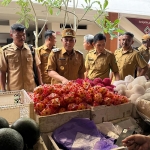 Wakil Bupati Pamekasan Sukriyanto saat sidak harga sembako di Pasar Kolpajung.