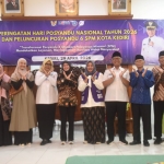 Wali Kota Kediri Vinanda Prameswati ( 5 dari kiri) bersama Wawali, Gus Qowim dan pengurus Ponpes Wali Barokah. (Ist).