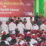 Presiden RI Joko Widodo saat membagikan Kartu Indonesia Pintar (KIP) secara simbolis kepada perwakilan siswa. foto: IWAN IRAWAN/ BANGSAONLINE