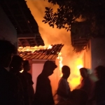 Kobaran api membumbung tinggi membakar rumah korban. (foto: ist)