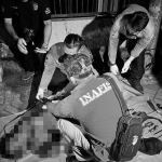Petugas saat mengevakuasi korban tewas akibat tersengat listrik di Surabaya.