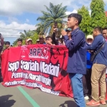 Nasabah KSPPS Madani saat demo ke DPRD Trenggalek.
