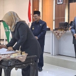 Pj. Bupati Pasuruan Andriyanto dan Ketua DPRD Sudiono Fauzan saat menghadiri sidang paripurna, Senin (22/7/2024).