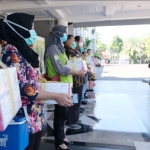 Wali Kota Surabaya Tri Rismaharini menyalurkan bantuan alat rapid test ke perwakilan 23 rumah sakit di Kota Surabaya. foto: ist.