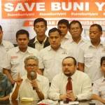 Penggugah ulang video dugaan penistaan agama yang dilakukan Basuki Tjahaja Purnama alias Ahok, Buni Yani didampingi pengacaranya, menggelar konferensi pers di Wims Kodel, Jakarta, Senin (7/11)