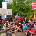 Camat Cerme Umar Hasyim (kiri pegang mik) saat menemui warga Dusun Terong Bangi yang menggelar demo di PT PLI. Foto: Ist.