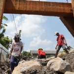 Para pekerja saat beraktivitas di lokasi proyek Pasar Ngadiluwih (dok. Ist)