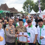 Kapolres Ngawi, AKBP Dwiasi Wiyatputera, saat foto bersama anggota yang menerima penghargaan dari Ketua DPP HKTI, Moeldoko.