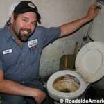 ?Greg dengan Toilet Hitler yang memuat bengkelnya cukup terkenal ini. foto:repro roadsideamerica