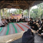Polsek Jetis dalam kegiatan Posisi Kompas di Lapangan Dusun Klubuk, Desa Penompo, Kecamatan Jetis, Kabupaten Mojokerto, Minggu (9/7/2023).