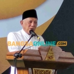 KH Abdul Hakim Mahfudz (Gus Kikin) saat memberikan sambutan dalam acara Halal Bihalal dan Temu Alumni Nasional Ikatan Alumni Pesantren Tebuireng (IKAPETE) di Pesantren Tebuireng Jombang, Jawa Timur, Sabtu (20/5/2023). Foto: M Mas