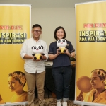 Ria Sutrisno, Head of Marketing MR.D.I.Y. Indonesia dan Hendra Catur Utama, salah satu Pelanggan Setia MR.D.I.Y. Indonesia, saat mengenalkan kampanye terbaru “Inspirasi buat yang Ada Aja Idenya”