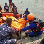 Proses evakuasi korban yang tewas tenggelam di laut kecamatan Tlanakan, Pamekasan atas nama Darwin