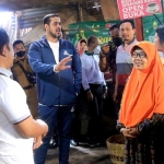 Wali Kota Probolinggo, Habib Hadi Zainal Abidin, saat berdialog dengan pedagang di Pasar Baru.