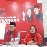 Wakil Ketua Bidang Kehormatan DPD PDI Perjuangan Jatim, Budi Sulistyono menunjukkan surat pengunduran diri dua anggota Fraksi kepada wartawan Foto: M. Didi Rosadi/BANGSAONLINE