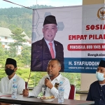 Syafiuddin Asmoro (tengah) saat Sosialisasi Empat Pilar Kebangsaan di Yayasan Nurus Shofa Desa Kranggan Barat, Kecamatan Tanah Merah, Bangkalan, Senin (8/2/2021).