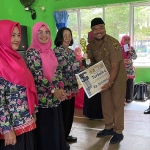 Kepala Disdik Kota Kediri, Anang Kurniawan, saat menyerahkan hadiah lomba kepada pemenang. Foto: Ist