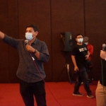 Wali Kota Kediri Abdullah Abu Bakar melambaikan tangan menyapa penonton Film Yowis Ben 3. foto: ist.