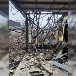 Kondisi rumah di Bungah, Gresik, yang tertimpa pohon tumbang. Foto: Ist