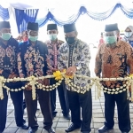 Bupati Fadeli didampingi Ketua Dewan Koperasi Indonesia Wilayah (Dekopinwil) Jawa Timur, Slamet Sutanto dan Kepala Dinkop Lamongan Agus Suyanto, memotong pita tanda peresmian gedung baru Dekopinda.