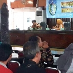 Para kades saat mengikuti pertemuan di Pendopo Kabupaten Kediri, Jumat (20/12).