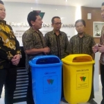 Kepala Cabang Rifan Surabaya, Leonardo didampingi Chief Business Officer RFB, Teddy Prasetya saat menyerahkan bantuan tempat sampah kepada FEB Unair.
