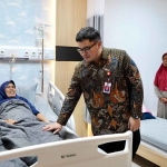 Bupati Kediri, Hanindhito Himawan Pramana, saat menyapa seorang pasien yang sedang menjalani perawatan. Foto: Ist 