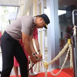 Kapolres Ngawi AKBP Charles Pandapotan Tampubolon didampingi Ketua Bhayangkari saat meresmikan gedung CEPAT Satreskrim ditandai dengan menggunting untaian bunga.