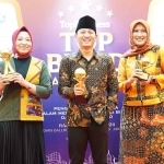 Bupati Trenggalek, Mochamad Nur Arifin, saat menerima penghargaan.