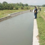 Pegawai Dinas Sumberdaya Air dan Tata Ruang saat memantau hasil pekerjaan.