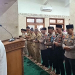 Kapolres Kediri Kota dan jajaran saat mengikuti sholat gaib. Foto: Ist