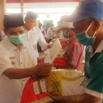Bupati Pasuruan H. M. Irsyad Yusuf, S.E., M.M.A. saat menyerahkan bantuan bibit kepada petani di Desa Pekoren Kecamatan Rembang, Rabu (3/6).