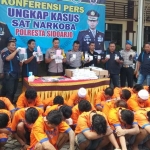 Kapolresta Sidoarjo Kombes Pol Zain Dwi Nugroho saat mengekspos para tersangka dan barang bukti narkoba.