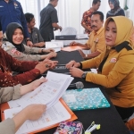 Partai Hanura saat mendaftarkan bacalegnya di KPUD Ngawi.