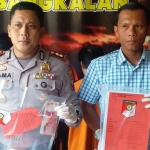 Kapolres Bangkalan AKBP Rama S.Putra (kanan) dan Kasatreskrim AKP David Manurung menunjukkan barang bukti.
