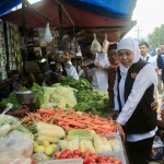 Gubernur Khofifah saat meninjau harga sembako di Pasar Besar Kota Pasuruan.