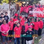 Ketua DPC PDI Perjuangan Kabupaten Kediri, Murdi Hantoro (depan kanan) yang memimpin langsung gerakan operasi bersih sampah di Sungai Desa Turus, Kecamatan Gurah. FOTI: Muji Harjita/BANGSAONLINE