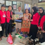 Wakabid Pemenangan Pemilu DPC PDIP Kabupaten Kediri, Tri Efendi, bersama tim saat menyerahkan bantuan kepada Pak Roikan, pengasuh di Yayasan Baitul Latifa. Foto: Ist