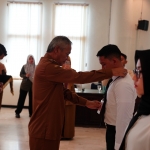 Wabup Tuban, Joko Sarwono saat menyematkan id card secara simbolis saat pembukaan Latsar CPNS rekrutmen 2024