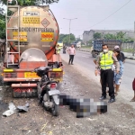 Korban setelah menabrak truk tangki di Jalan Raya ByPass Krian, Kamis (24/11/2022)