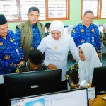 Gubernur Khofifah saat meninjau pelaksanaan TKA.