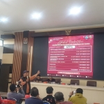 Komisioner KPU Surabaya Subairi saat sosialisasi tahapan pendaftaran KPPA untuk Pilwali Surabaya 2024, Kamis (19/9/2024)