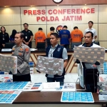 Konferensi pers yang digelar Ditressiber Polda Jatim terkait judi online dan TPPU.