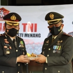 Kapolres Kediri Kota, AKBP Wahyudi (kiri) dan Komandan Brigif 16/Wira Yudha, Kolonel Inf Irwan Budiana, saat memperingati HUT TNI ke-76. Foto: Ist
