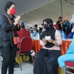 Ketua DPR RI Puan Maharani meninjau pelaksanaan vaksinasi Covid-19 di Stadion Gelora 10 November, Tambaksari, Surabaya. (foto: ist)