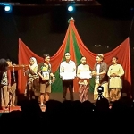 Teater Republik saat tampil di hari kelima FSMP 2022, Kamis (8/9/2022) malam. foto: Mustain/BANGSAONLINE.com