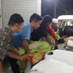 Keluarga saat membawa jenazah Purnomo ke mobil ambulans. foto: GUNAWAN WIHANDONO/ BANGSAONLINE