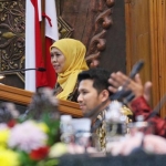 Gubernur Jatim, Khofifah Indar Parawansa menghadiri paripurna DPRD Jatim. foto: ist